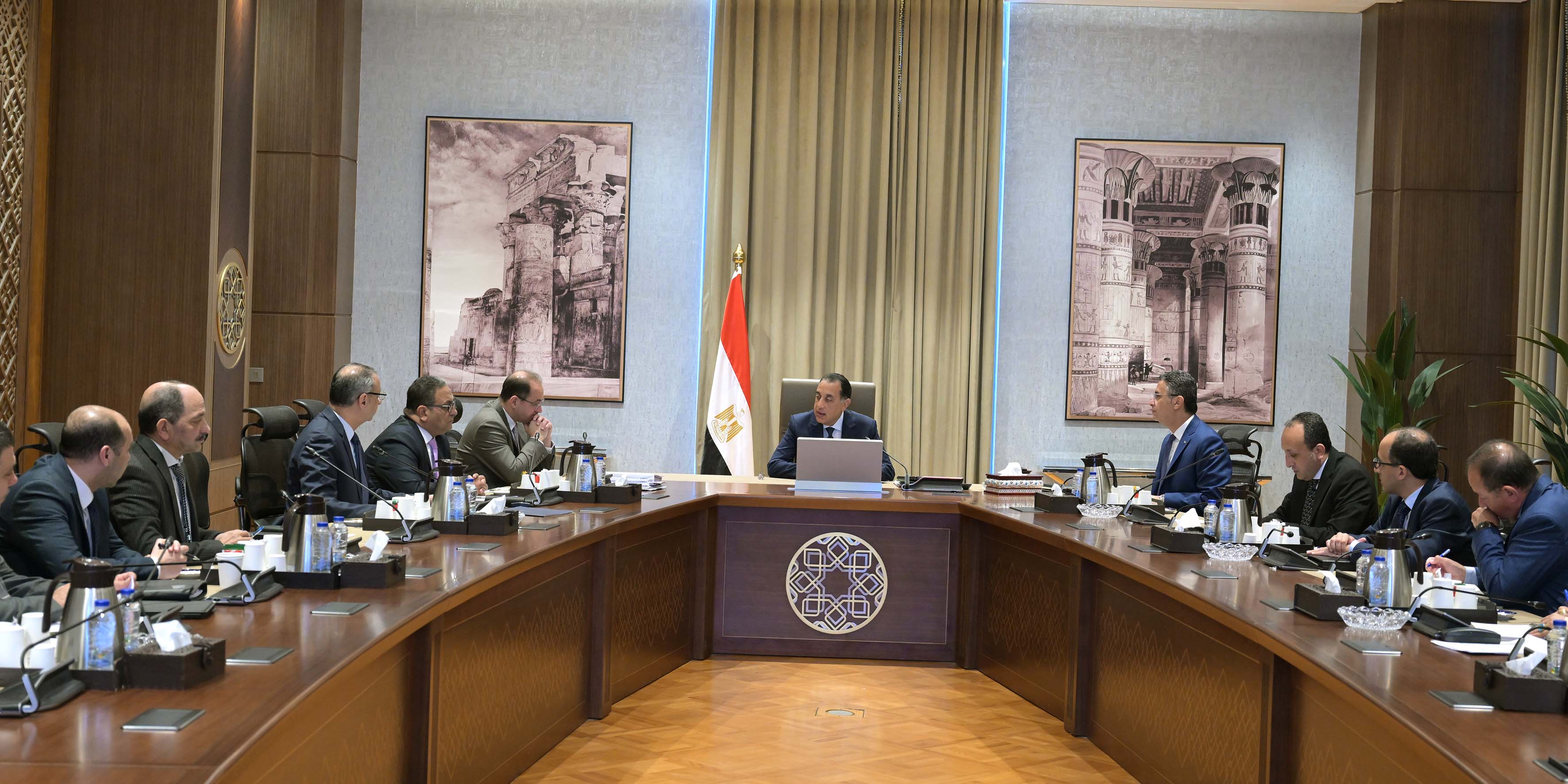 رئيس الوزراء يتابع ملفات العمل بين 